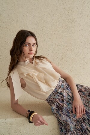 까이에 언밸런스 플레어 칼라 슬리브리스 실크 블라우스 CAHIERS